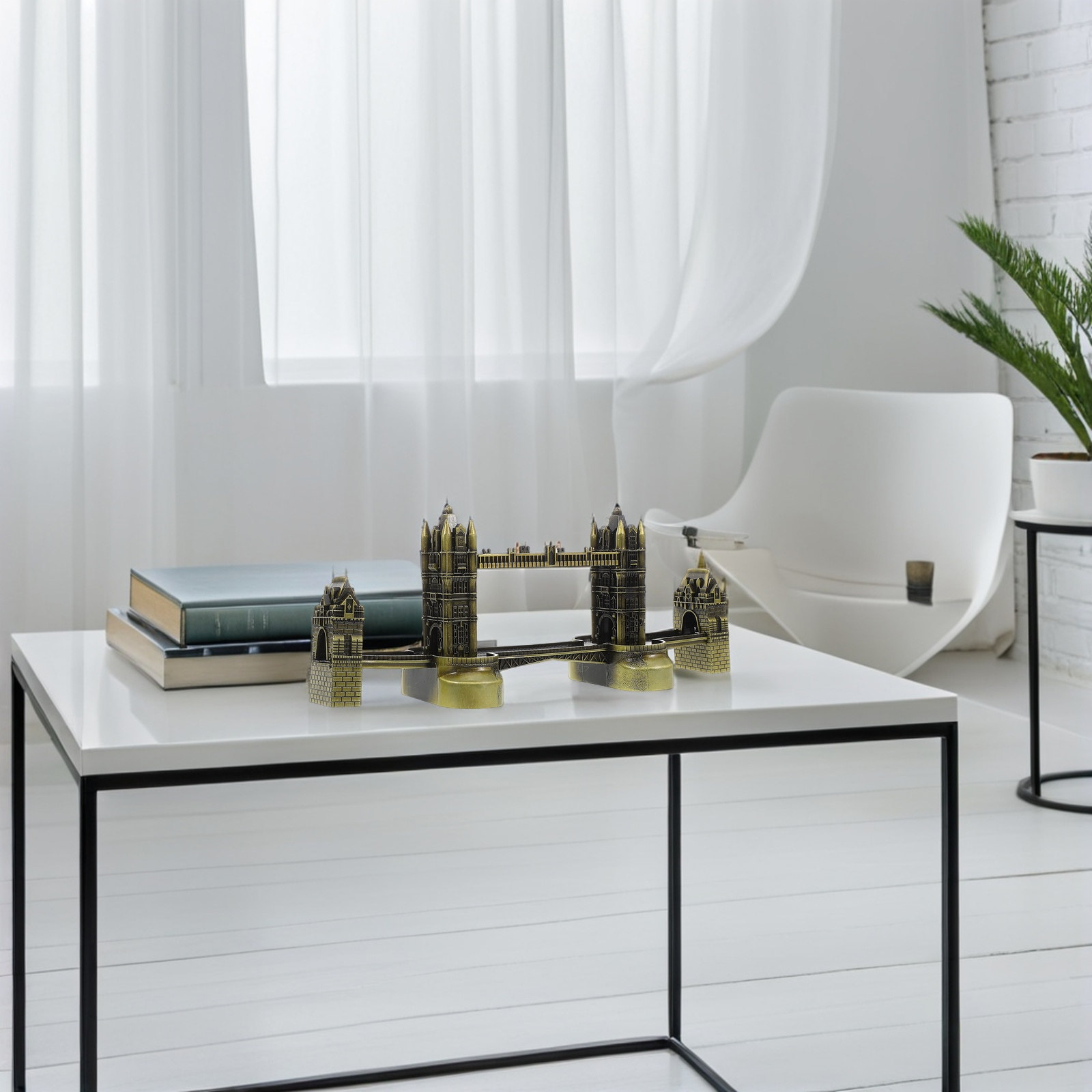 Home Office London - تمثال جسر لندن المعدني، تحفة فنية